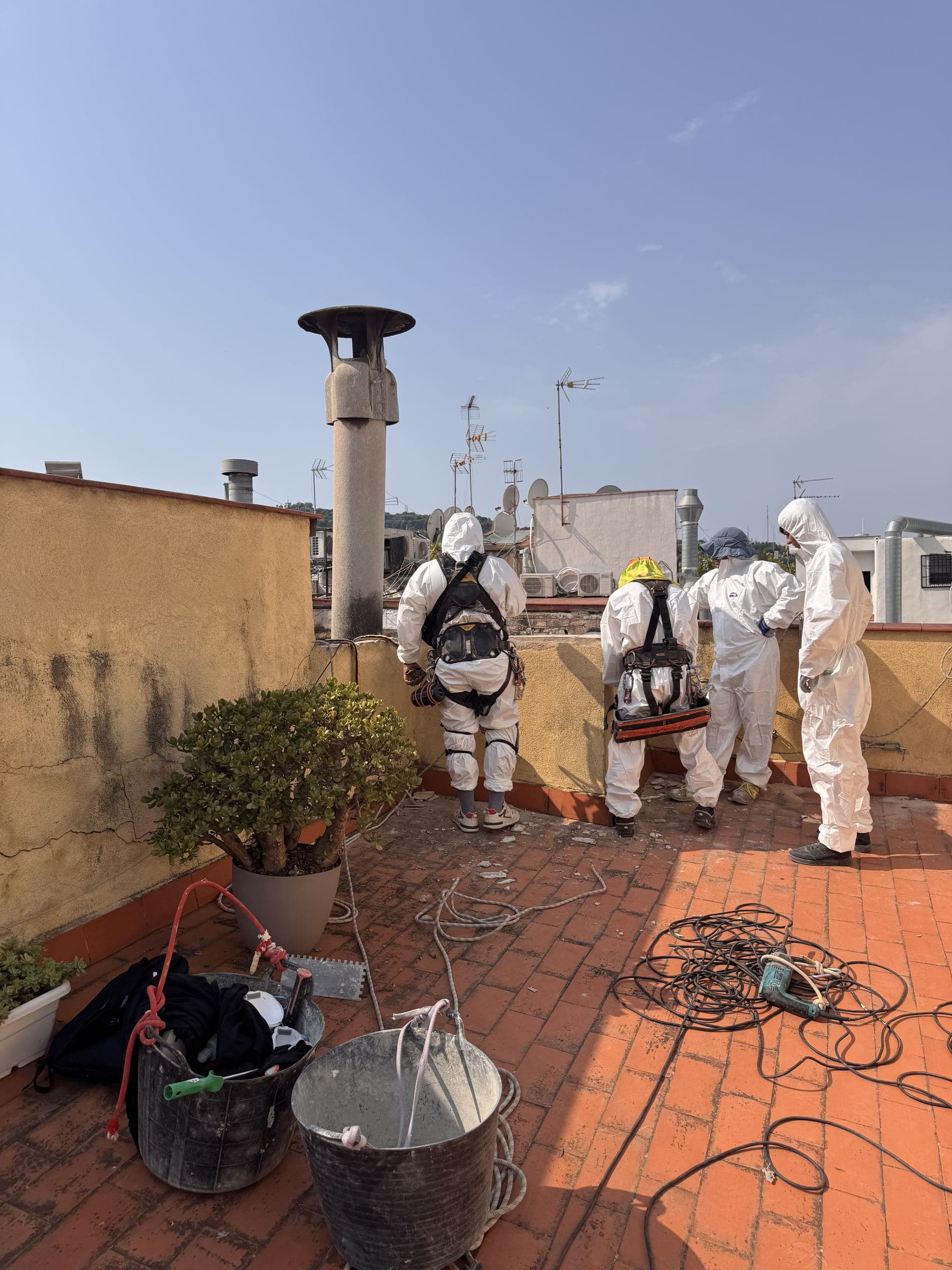 Equipo con trajes de protección en una cubierta