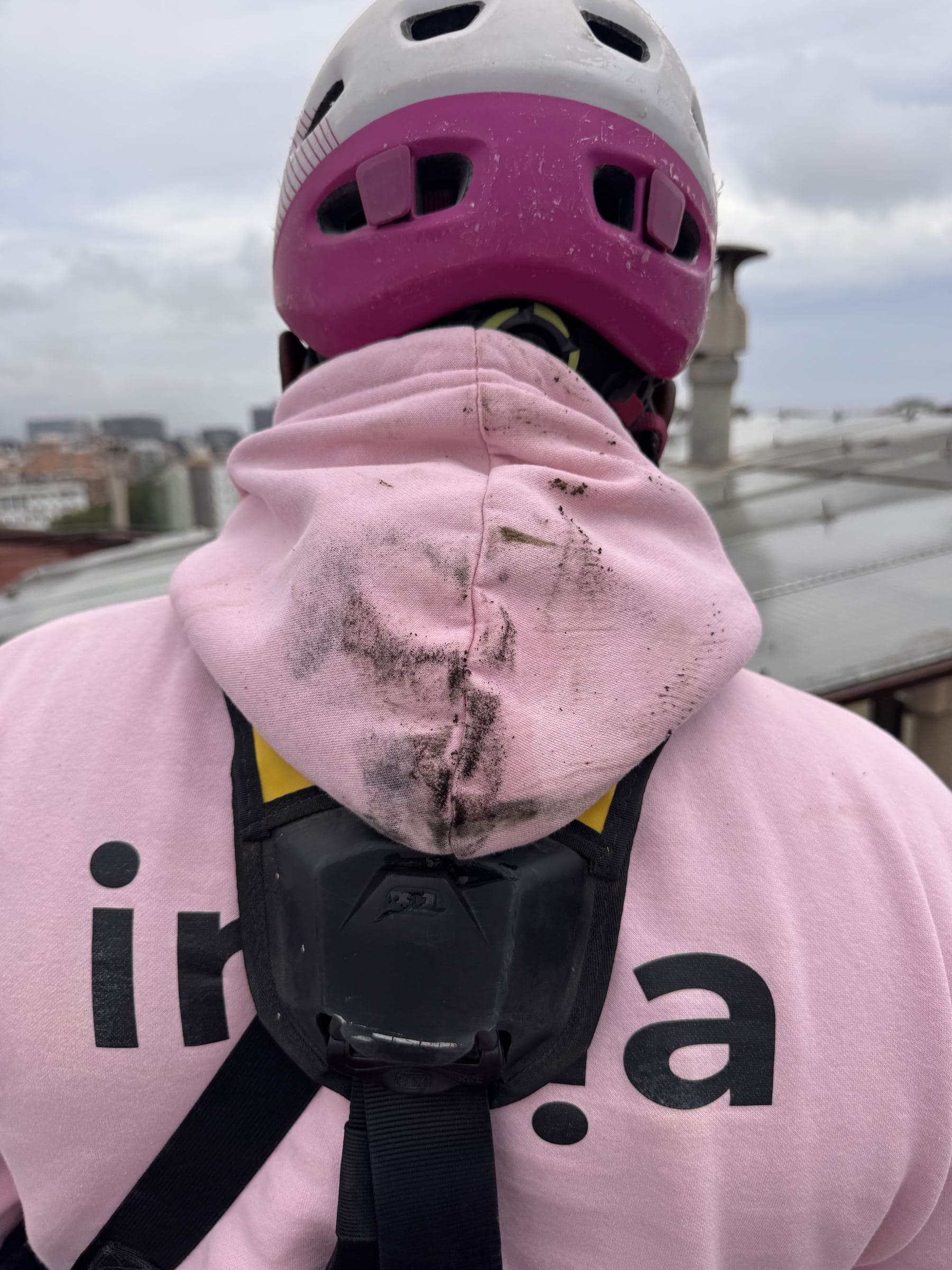 Operario de Invia con casco y arnés