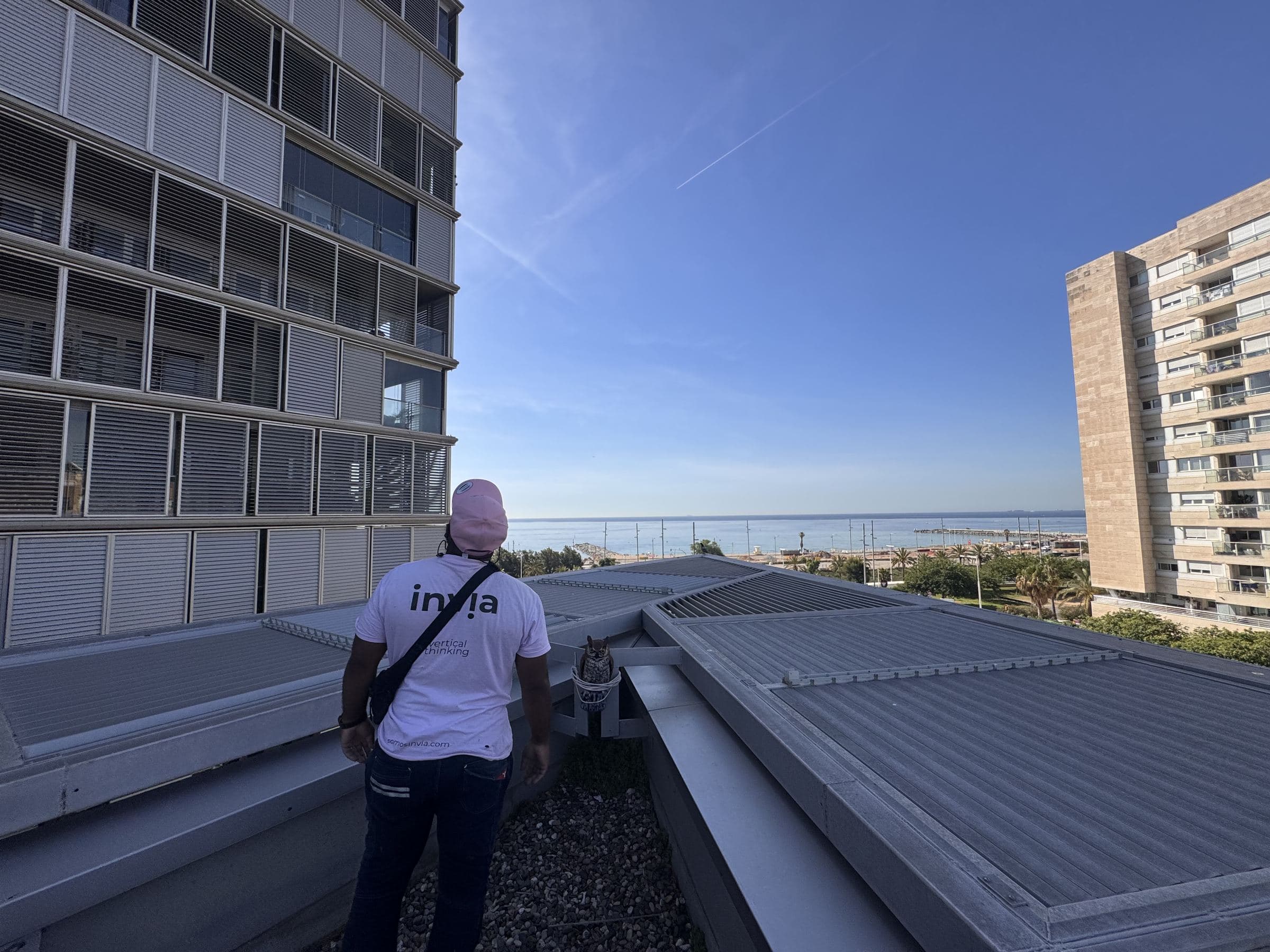 Operario de Invia en la cubierta de un edificio frente al mar