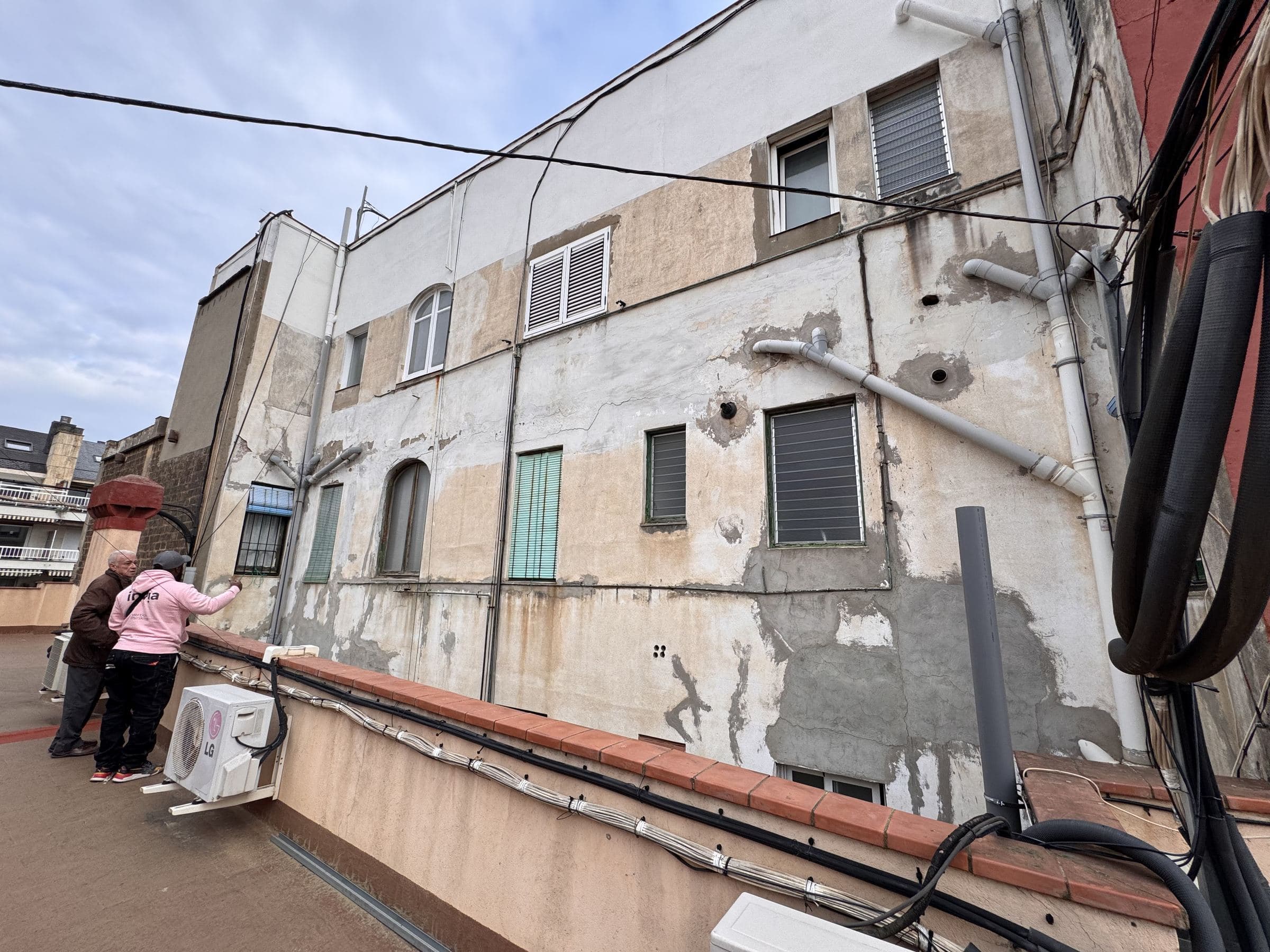 Visita técnica a la fachada de un edificio